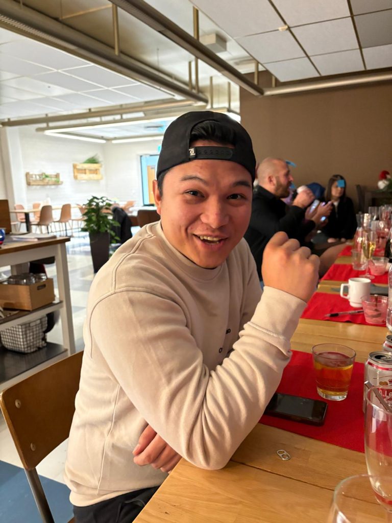 Isoharjan tiimiläinen taukotilassa